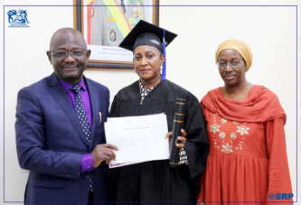 INPS : Mme Fatoumata Fofana accueillie en bras ouvert par le DG avec son diplôme en GOSS