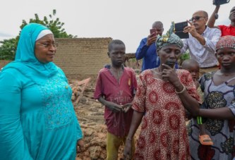 Inondation : Bla, pieds dans l’eau, le ministre Assa Badiallo TOURE présente, pour alléger les souffrances des sinistrés avec des vivres et non vivres d’une valeur de 230 millions de Fcfa.