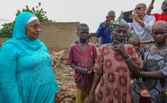 Inondation : Bla, pieds dans l’eau, le ministre Assa Badiallo TOURE présente, pour alléger les souffrances des sinistrés avec des vivres et non vivres d’une valeur de 230 millions de Fcfa.