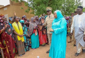 Inondation : Bla, pieds dans l’eau, le ministre Assa Badiallo TOURE présente, pour alléger les souffrances des sinistrés avec des vivres et non vivres d’une valeur de 230 millions de Fcfa