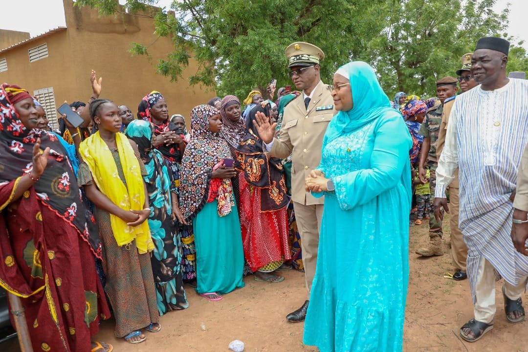 Inondation : Bla, pieds dans l’eau, le ministre Assa Badiallo TOURE présente, pour alléger les souffrances des sinistrés avec des vivres et non vivres d’une valeur de 230 millions de Fcfa